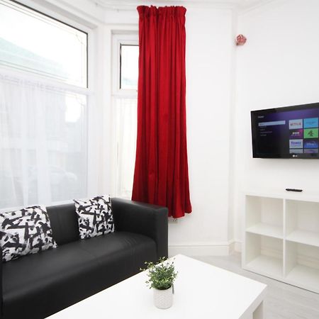 بلاكبول Barton Beachside - Stylish Studio Apartment, Double & Single - Central Beach & Promenade Location - Over 21'S, Family Friendly Only, Id Required المظهر الخارجي الصورة