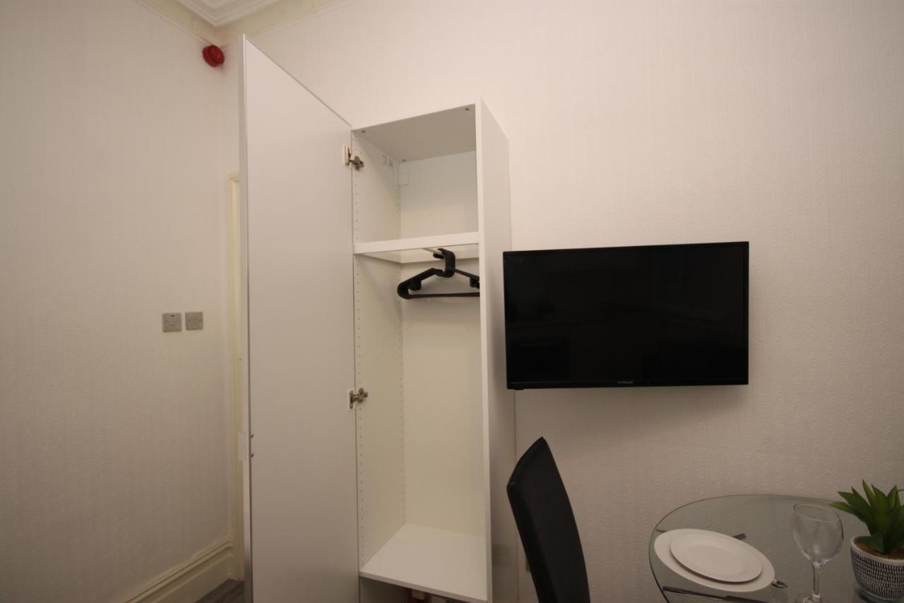 بلاكبول Barton Beachside - Stylish Studio Apartment, Double & Single - Central Beach & Promenade Location - Over 21'S, Family Friendly Only, Id Required المظهر الخارجي الصورة