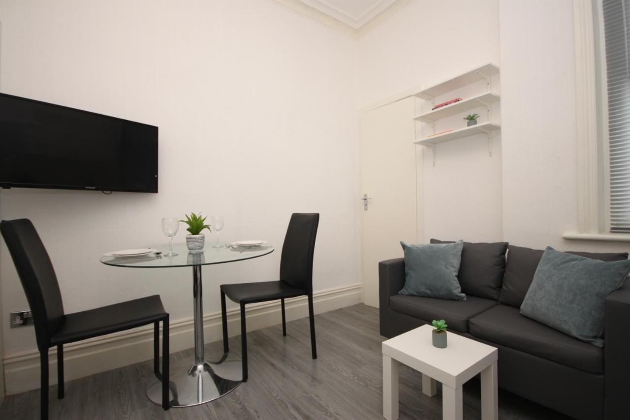 بلاكبول Barton Beachside - Stylish Studio Apartment, Double & Single - Central Beach & Promenade Location - Over 21'S, Family Friendly Only, Id Required المظهر الخارجي الصورة