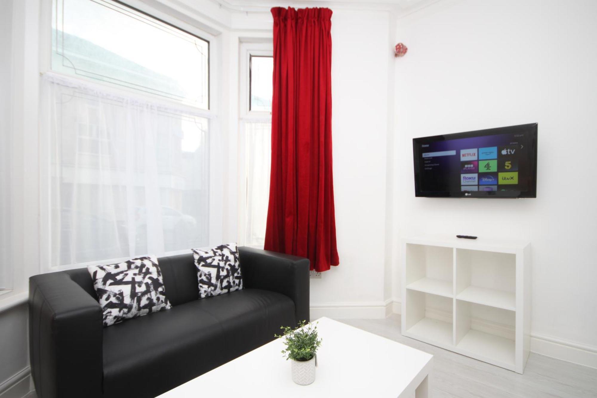 بلاكبول Barton Beachside - Stylish Studio Apartment, Double & Single - Central Beach & Promenade Location - Over 21'S, Family Friendly Only, Id Required المظهر الخارجي الصورة