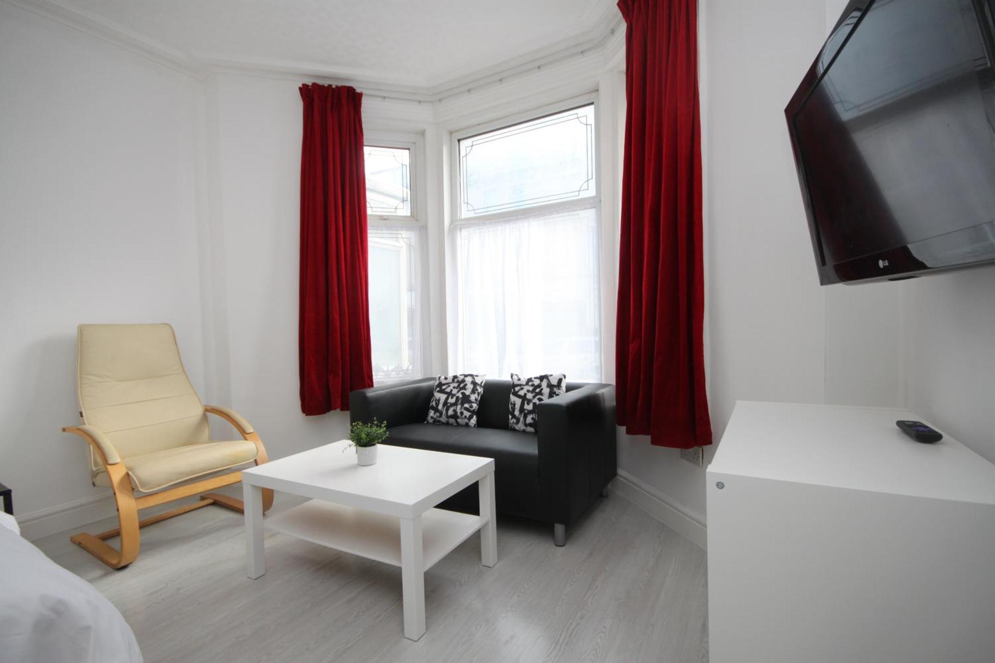 بلاكبول Barton Beachside - Stylish Studio Apartment, Double & Single - Central Beach & Promenade Location - Over 21'S, Family Friendly Only, Id Required المظهر الخارجي الصورة