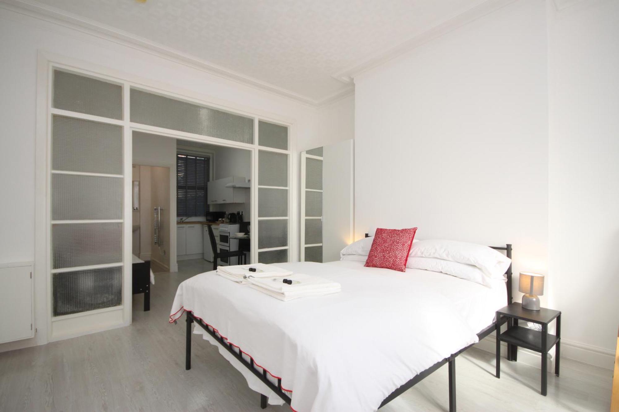 بلاكبول Barton Beachside - Stylish Studio Apartment, Double & Single - Central Beach & Promenade Location - Over 21'S, Family Friendly Only, Id Required الغرفة الصورة