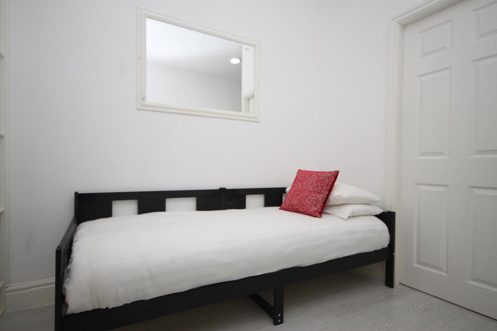 بلاكبول Barton Beachside - Stylish Studio Apartment, Double & Single - Central Beach & Promenade Location - Over 21'S, Family Friendly Only, Id Required الغرفة الصورة