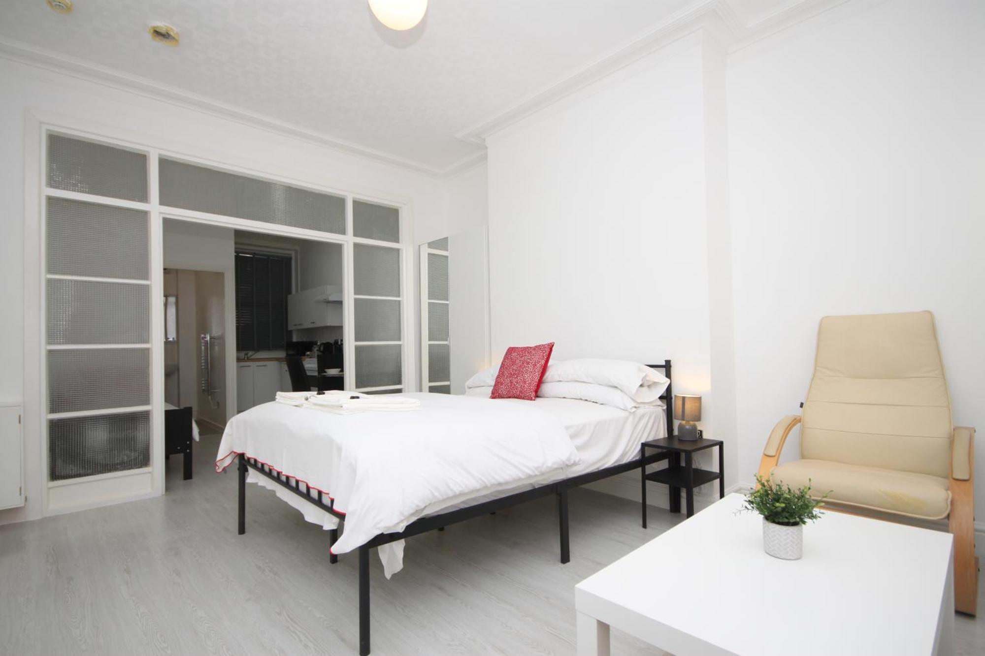 بلاكبول Barton Beachside - Stylish Studio Apartment, Double & Single - Central Beach & Promenade Location - Over 21'S, Family Friendly Only, Id Required الغرفة الصورة