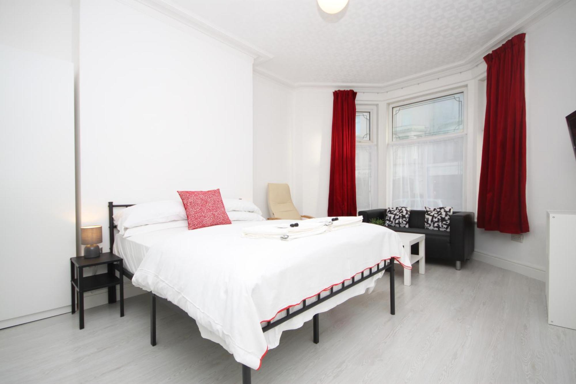 بلاكبول Barton Beachside - Stylish Studio Apartment, Double & Single - Central Beach & Promenade Location - Over 21'S, Family Friendly Only, Id Required الغرفة الصورة