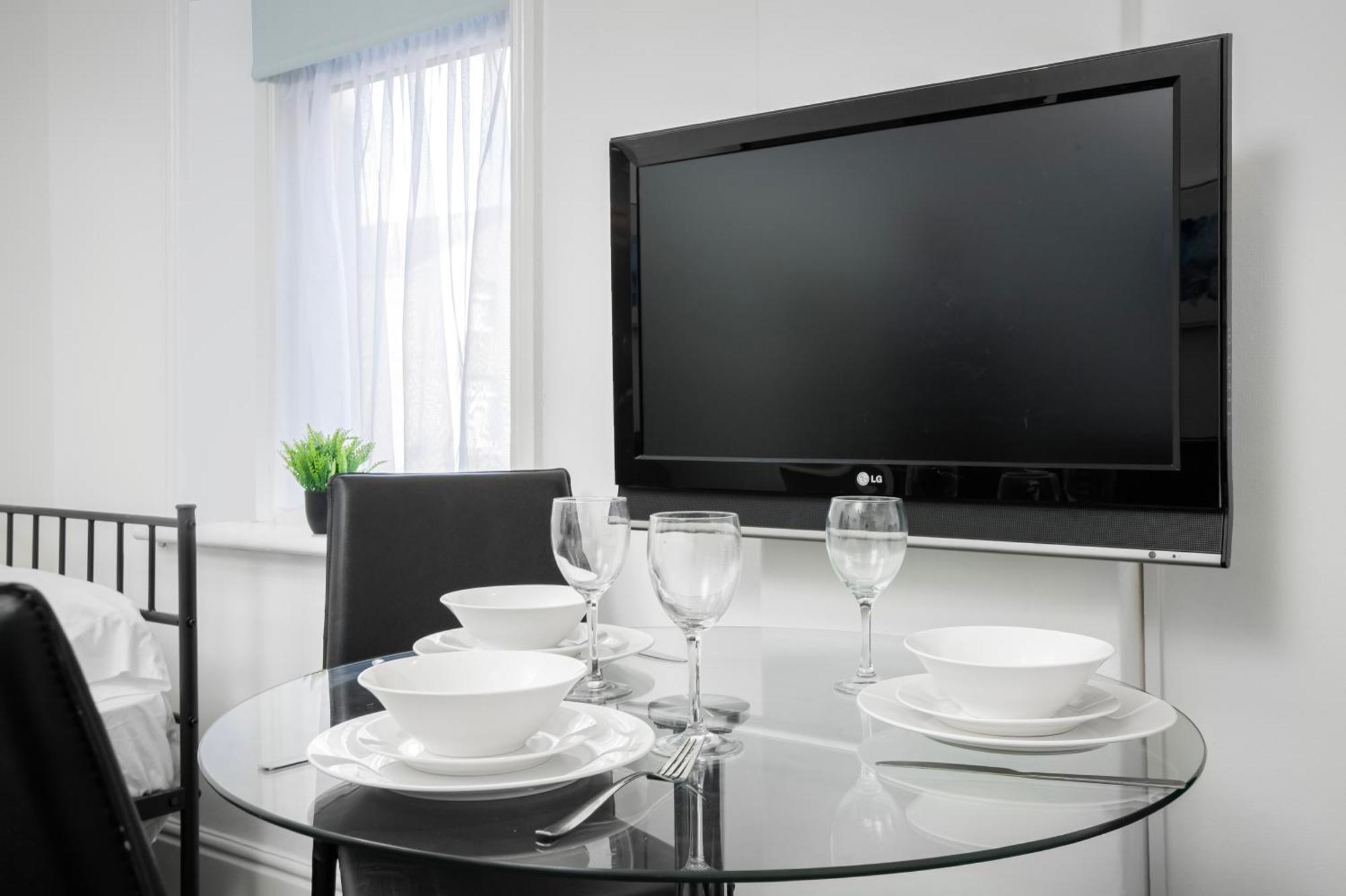 بلاكبول Barton Beachside - Stylish Studio Apartment, Double & Single - Central Beach & Promenade Location - Over 21'S, Family Friendly Only, Id Required المظهر الخارجي الصورة