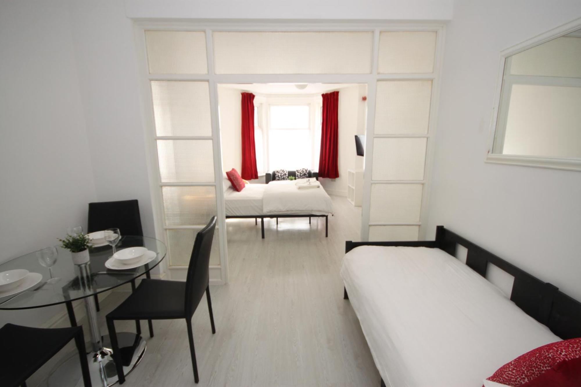 بلاكبول Barton Beachside - Stylish Studio Apartment, Double & Single - Central Beach & Promenade Location - Over 21'S, Family Friendly Only, Id Required المظهر الخارجي الصورة