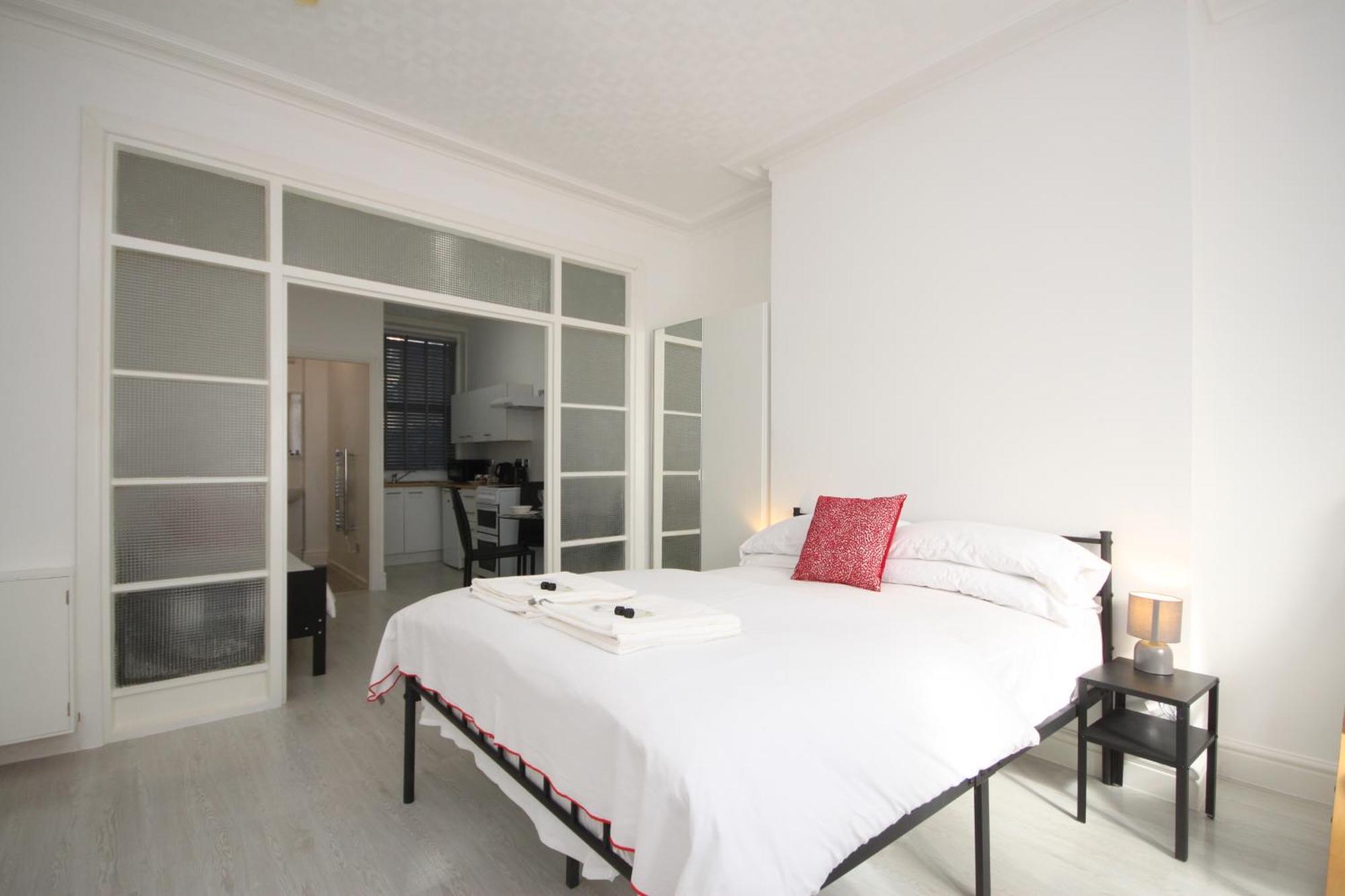 بلاكبول Barton Beachside - Stylish Studio Apartment, Double & Single - Central Beach & Promenade Location - Over 21'S, Family Friendly Only, Id Required المظهر الخارجي الصورة