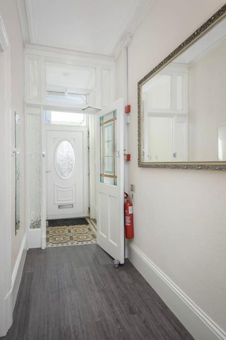 بلاكبول Barton Beachside - Stylish Studio Apartment, Double & Single - Central Beach & Promenade Location - Over 21'S, Family Friendly Only, Id Required المظهر الخارجي الصورة