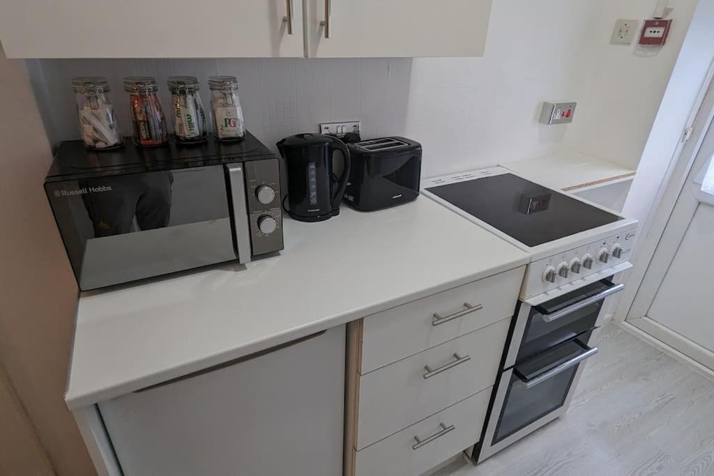 بلاكبول Barton Beachside - Stylish Studio Apartment, Double & Single - Central Beach & Promenade Location - Over 21'S, Family Friendly Only, Id Required المظهر الخارجي الصورة