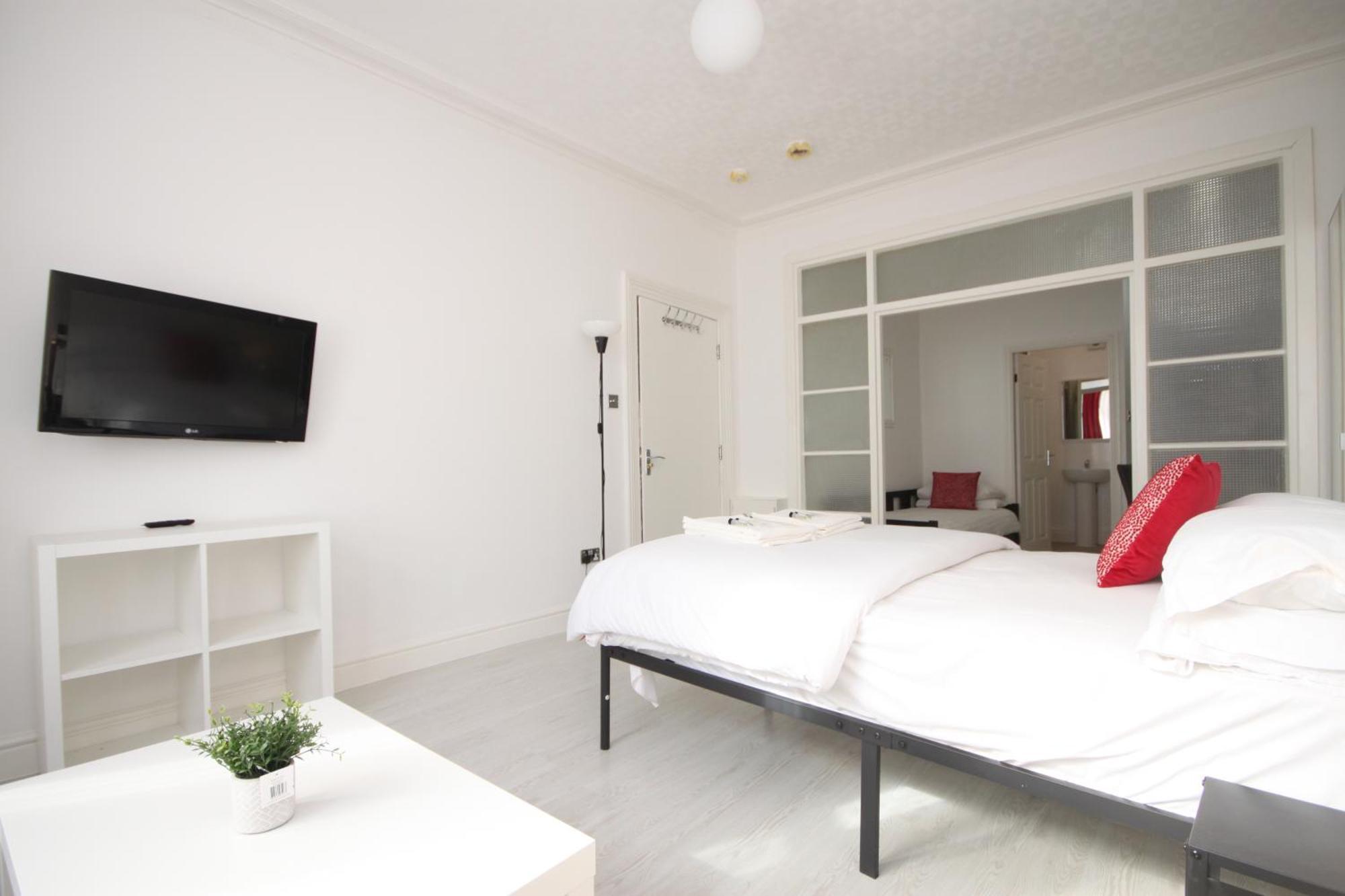 بلاكبول Barton Beachside - Stylish Studio Apartment, Double & Single - Central Beach & Promenade Location - Over 21'S, Family Friendly Only, Id Required الغرفة الصورة
