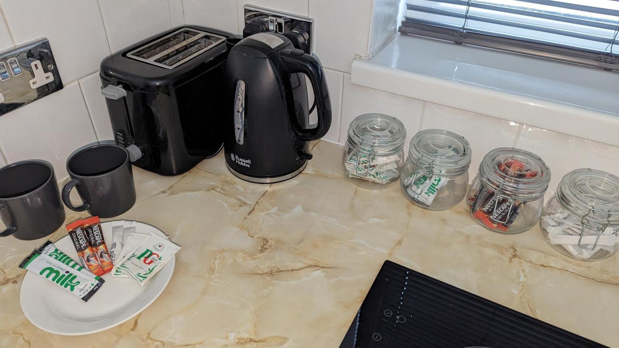 بلاكبول Barton Beachside - Stylish Studio Apartment, Double & Single - Central Beach & Promenade Location - Over 21'S, Family Friendly Only, Id Required المظهر الخارجي الصورة