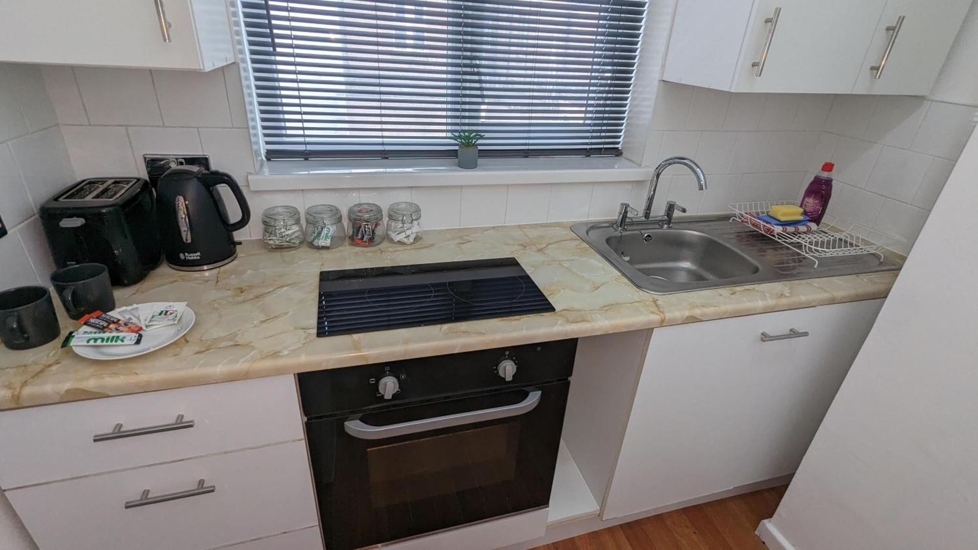 بلاكبول Barton Beachside - Stylish Studio Apartment, Double & Single - Central Beach & Promenade Location - Over 21'S, Family Friendly Only, Id Required المظهر الخارجي الصورة